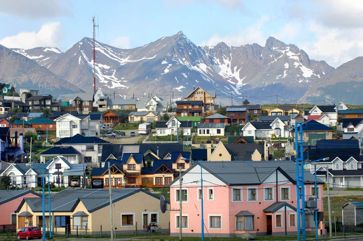 Ushuaia con los montes fueguinos al fondo
