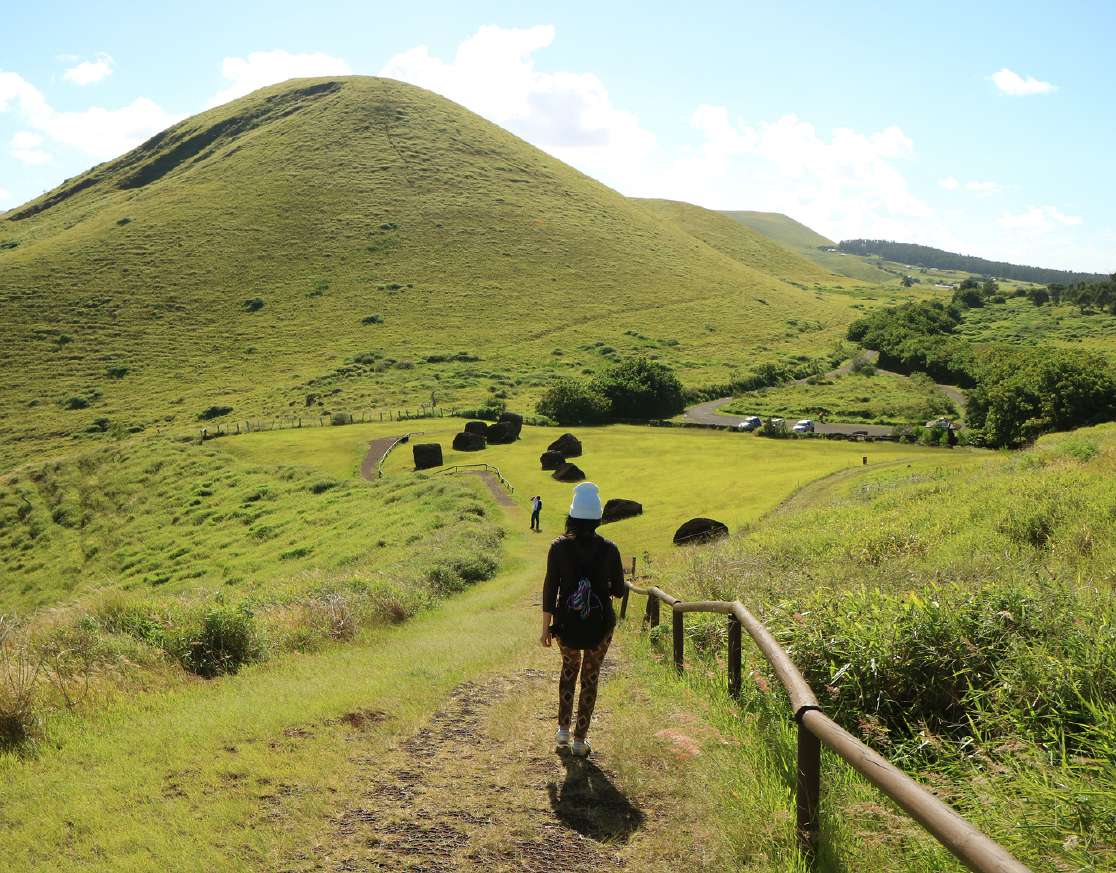 Paisaje de colinas verdes en Isla de Pascua