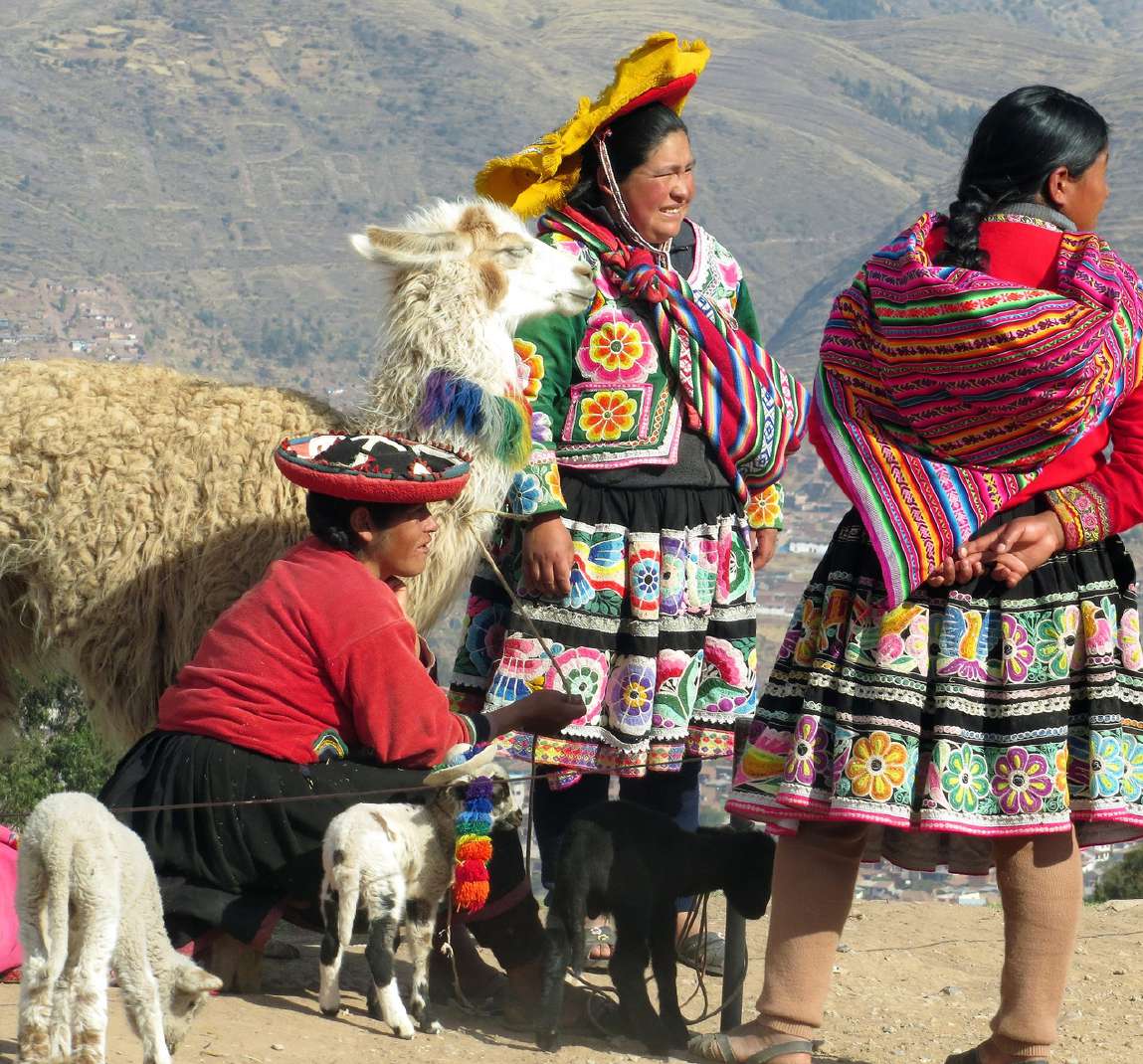 Mujeres andinas con llamas cerca de Cusco